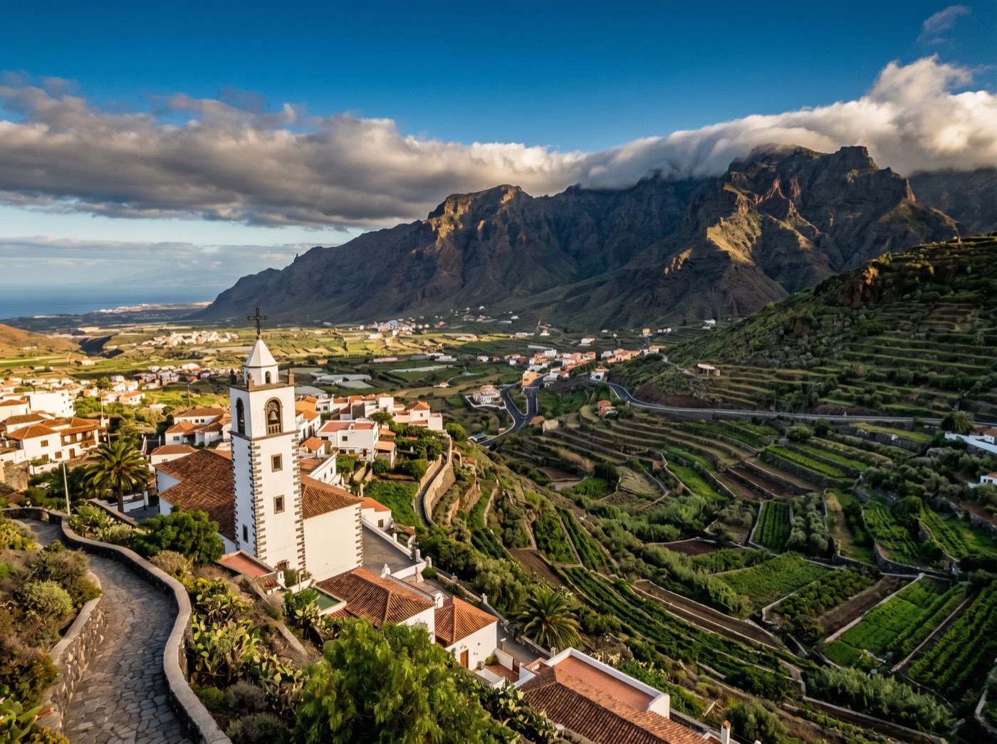 Vista aérea de Güímar con iglesia y terrazas agrícolas al pie del valle de Tenerife