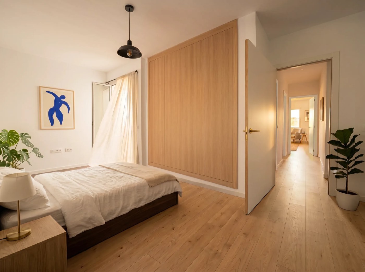 Dormitorio con armario empotrado