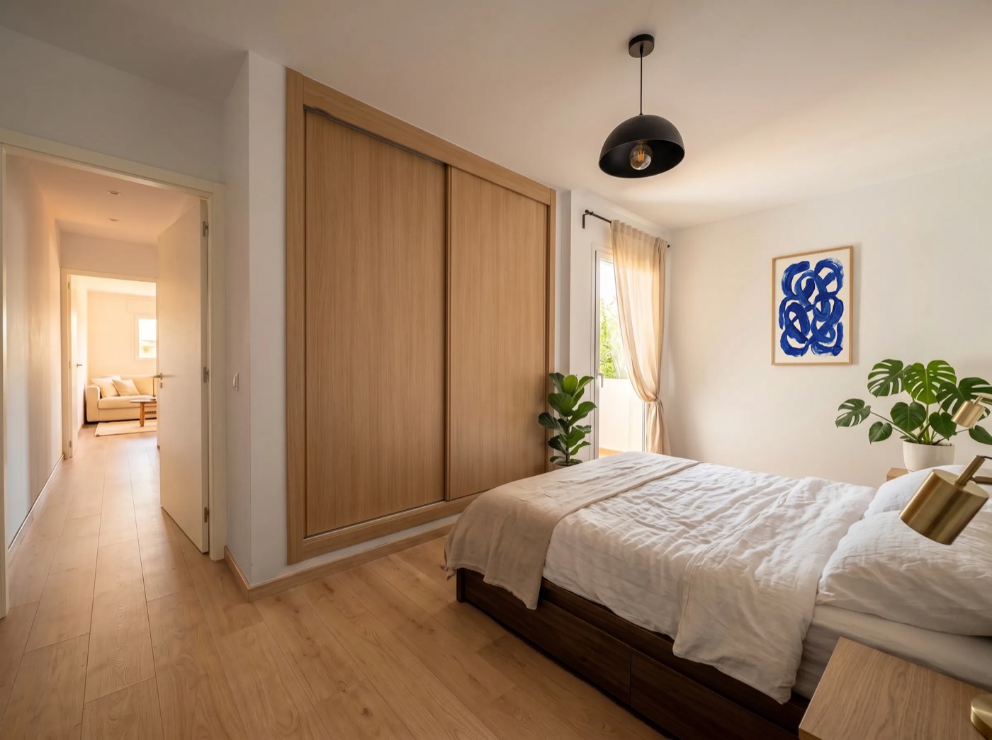 Dormitorio con vista al pasillo